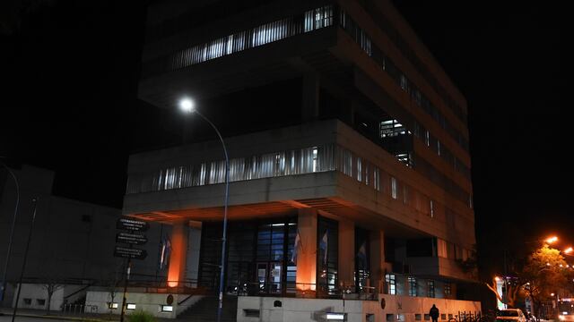 El edificio de la Municipalidad de Rafaela, iluminado de naranja, para concientizar sobre el TDAH