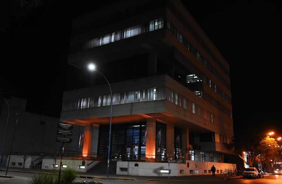 La Municipalidad se iluminó de anaranjado para concientizar sobre el TDAH