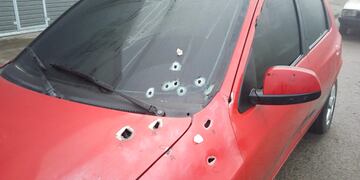 El Chevrolet Celta rojo recibió al menos 10 disparos tras el ataque. (@somosrosariook)