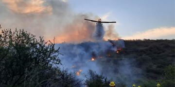 Lo que habría sido un descuido obligó a un arduo trabajo para contener el fuego en La Granja (Bomberos Voluntarios de La Granja)