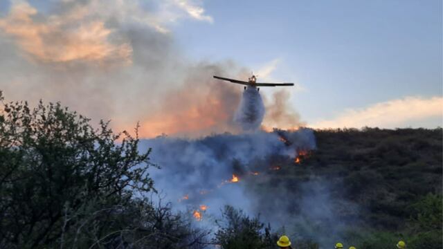 Lo que habría sido un descuido obligó a un arduo trabajo para contener el fuego en La Granja (Bomberos Voluntarios de La Granja)