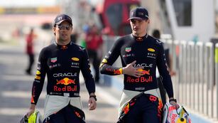 Sergio Pérez y Max Verstappen, compañeros y rivales en la F1. (AP)