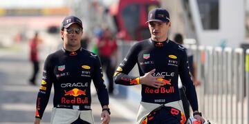 Sergio Pérez y Max Verstappen, compañeros y rivales en la F1. (AP)