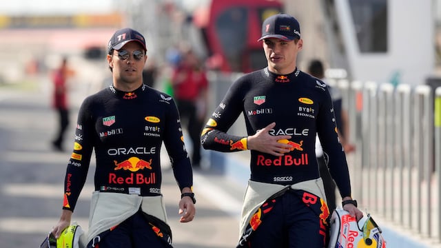 Sergio Pérez y Max Verstappen, compañeros y rivales en la F1. (AP)