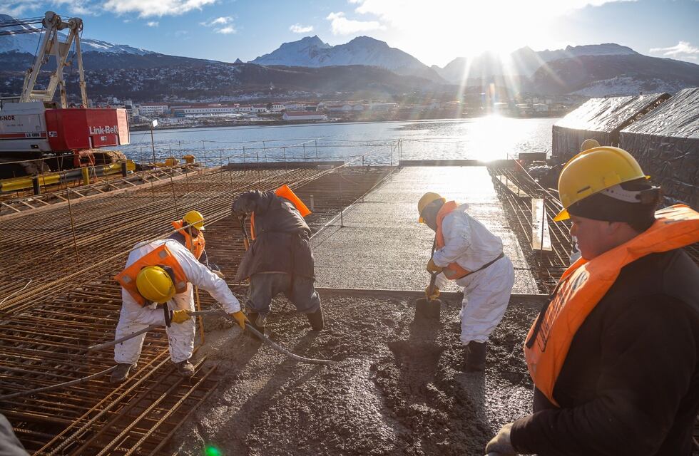 Gran avance en la ampliación del muelle comercial del Puerto de Ushuaia