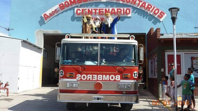 Los Reyes Magos recorren las calles de Centenario.