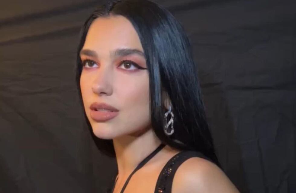A poco de presentarse en Argentina, Dua Lipa cautivó con un elegante y escotado vestido negro largo
