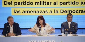 Cristina Kirchner junto a Rodríguez Zapatero y Rafael Correa. Foto: Clarín