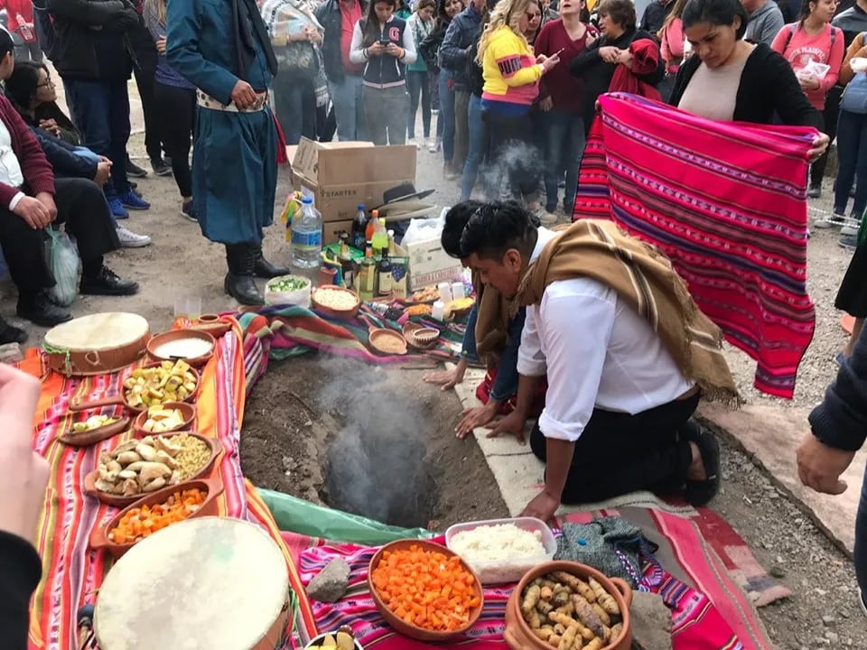 Siguiendo las costumbres ancestrales, el ritual de homenaje a la Madre Tierra se realiza en Jujuy cada 1 de agosto, agradeciéndole sus frutos y pidiendo con esperanza un nuevo ciclo con prosperidad.