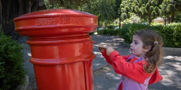 En el buzón más antiguo del país, ubicado en la Plaza San Martín