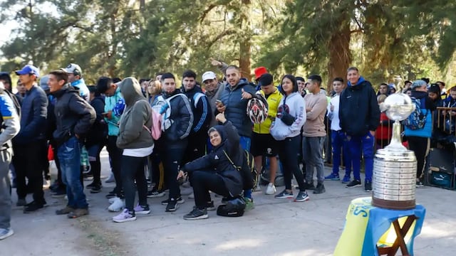 Hinchas de Boca esperan por entradas en el Malvinas
