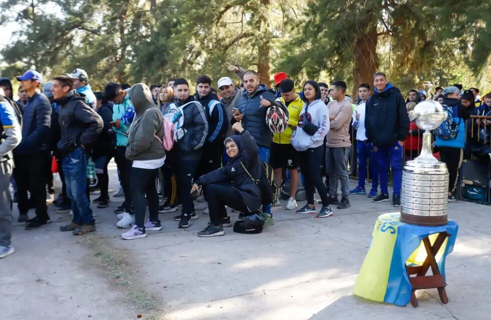 Una noche en el Malvinas: cientos de fanáticos de Boca pasaron la noche en el Estadio para conseguir entradas