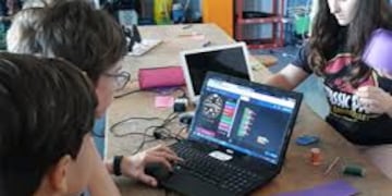 El Ministerio de Educación lanzó un espacio destinado a integrar ciencia, tecnología y creatividad en las aulas. (Imagen aula STEAM pagina Oficial)