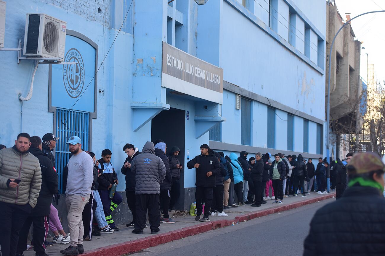 Hinchas de Belgrano hicieron cola para comprar entradas para el partido contra Independiente.  (José Gabriel Hernández / La Voz)