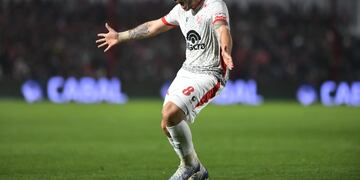Gabriel Graciani y su loco festejo en la victoria ante Lanús. En Instituto necesitan de su aporte ofensivo (Facundo Luque / La Voz)
