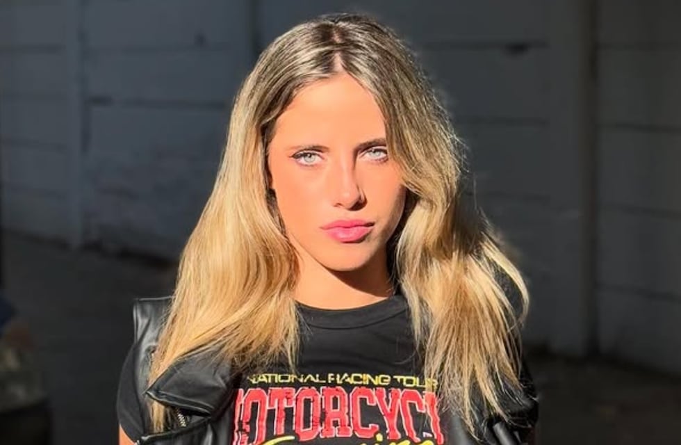 Desde la pileta, Denisse de Gran Hermano posó con la microbikini que es tendencia este verano