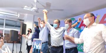 El gobernador de Corrientes junto a los candidatos electos de la UCR y PRO en la provincia.