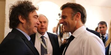 Javier Milei y Emanuel Macron, en el G7. Volverán a verse este viernes.