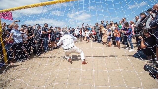 Alberto Fernández en Mar de Ajó atajando un penal