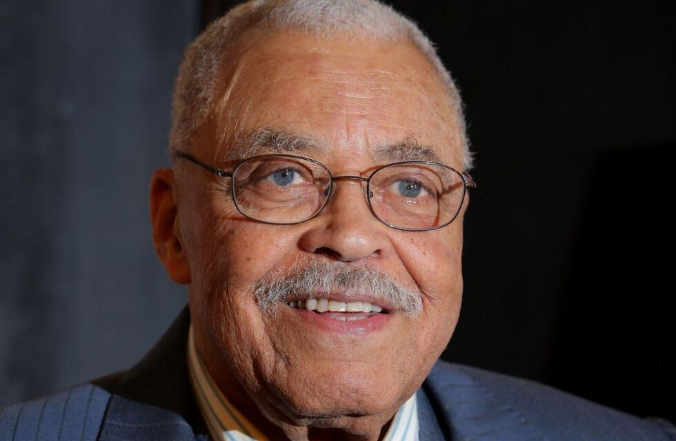 Murió James Earl Jones, la reconocida voz de Darth Vader, a los 93 años
