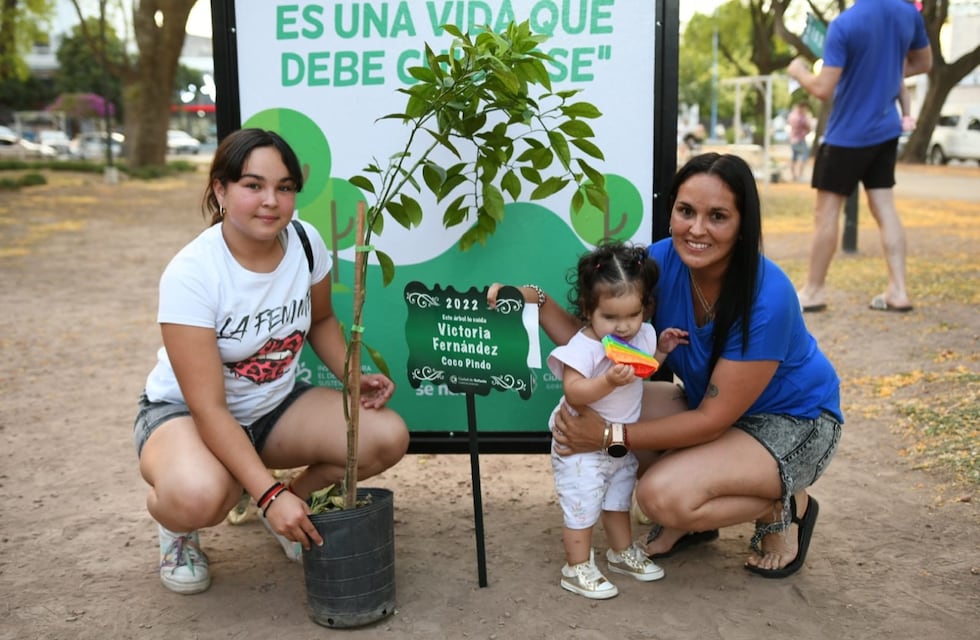 Entregaron 340 árboles y placas a familias rafaelinas