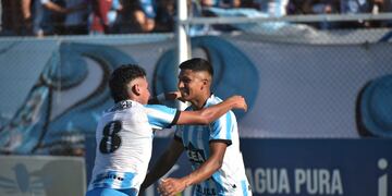 Celebración de goleadores, entre Augusto Berrondo y Axel Oyola, para el triunfo de Racing en el Miguel Sancho (Facundo Luque / La Voz).