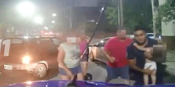 Los policías interceptaron al vehículo donde estaba la bebé y lograron reanimarla. (Captura video)