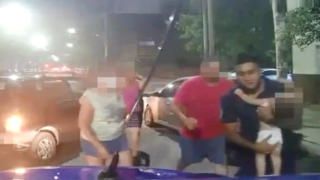 Los policías interceptaron al vehículo donde estaba la bebé y lograron reanimarla. (Captura video)