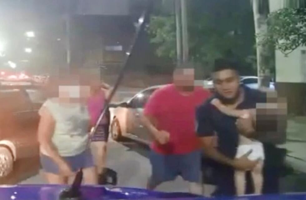 Dramático video: policías reanimaron a una niña de un año que no podía respirar