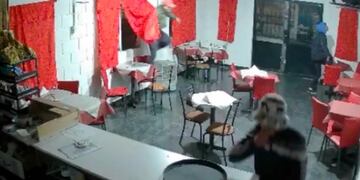 Los tres delincuentes escaparon sin ser detenidos.