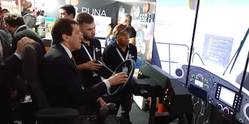 El gobernador Sadir se puso al mando de un vehículo de enormes dimensiones utilizado en yacimientos mineros. Se trata de un moderno simulador expuesto en la Expojuy y en el que se entrena a los conductores de esos voluminosos camiones.