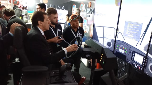 El gobernador Sadir se puso al mando de un vehículo de enormes dimensiones utilizado en yacimientos mineros. Se trata de un moderno simulador expuesto en la Expojuy y en el que se entrena a los conductores de esos voluminosos camiones.