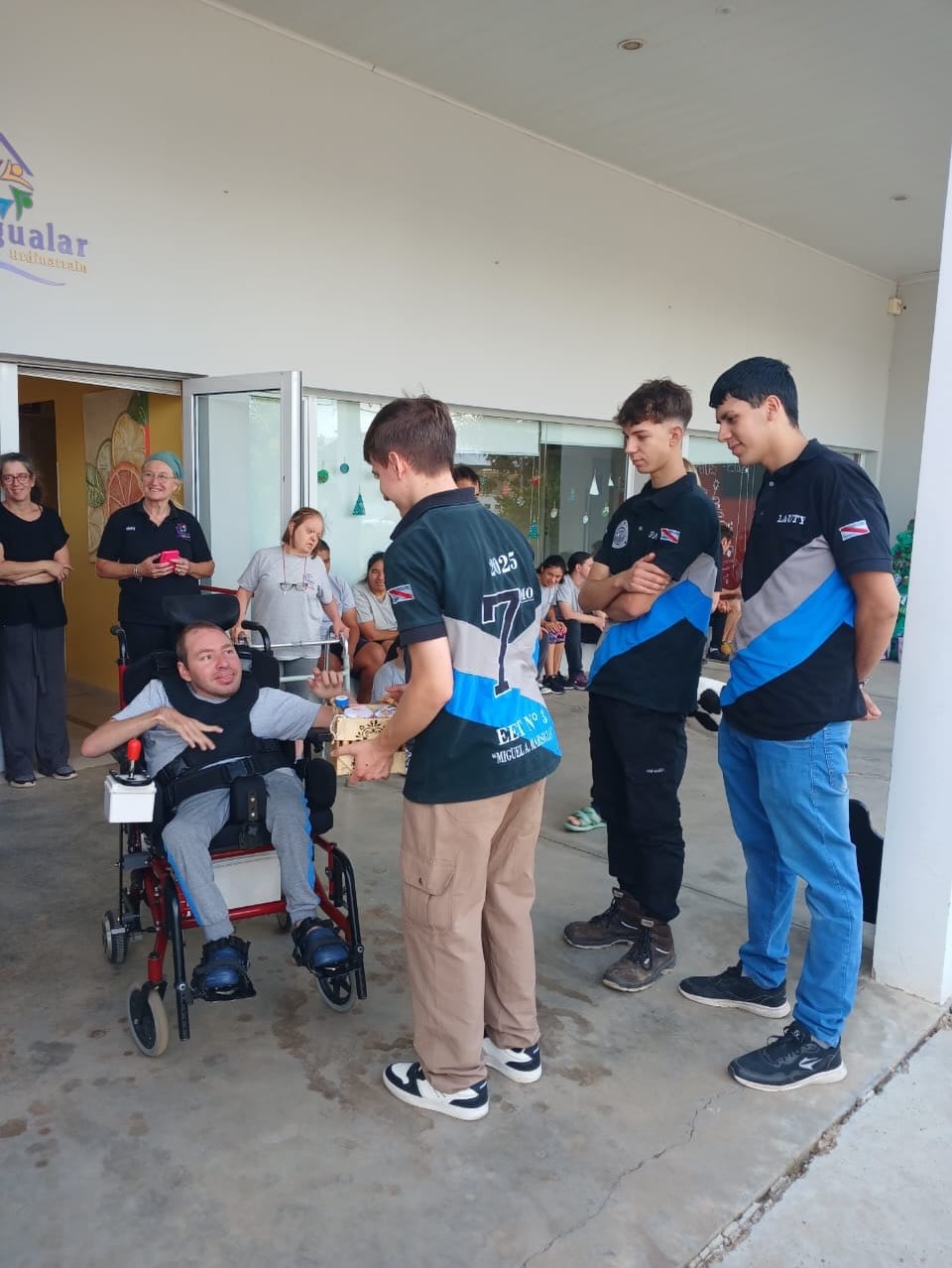 Estudiantes entrerrianos adaptan una silla de ruedas al sistema eléctrico