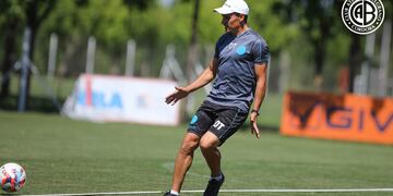 Guillermo Farré para la pelota, para armar el Belgrano 2022. (Prensa Belgrano.