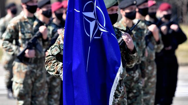 La OTAN planea enviarle a Ucrania armamento pesado para combatir contra Rusia. Foto: Los Andes.