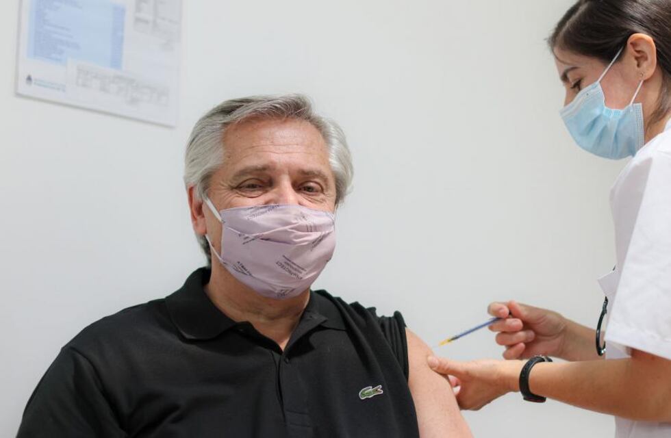 Quiénes son los funcionarios que podrían seguir viajando a Estados Unidos pese a estar vacunados con la Sputnik V