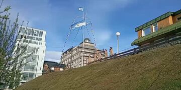El acto comenzó a las 8 de la mañana con el izado de la bandera nacional en instalaciones de la Prefectura Naval Argentina.