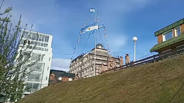 El acto comenzó a las 8 de la mañana con el izado de la bandera nacional en instalaciones de la Prefectura Naval Argentina.