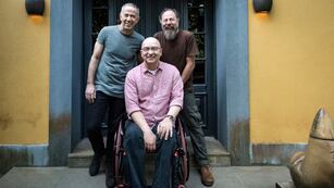 Los Paralamas estará en el Bum Bum de La Mona Jiménez, pero una tragedia casi lo impide.