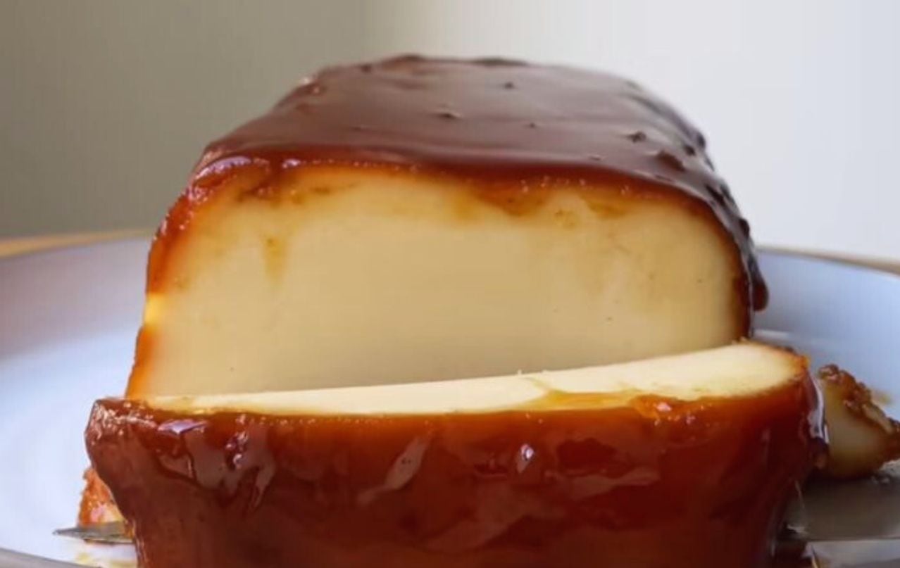 Budín de pan cremoso.
