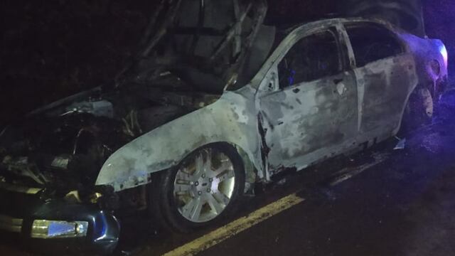 Automóvil sustraído en Puerto Esperanza fue hallado incinerado en Eldorado.