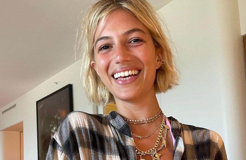 Stefi Roitman impuso tendencia con un strapless blanco en las calles de Londres