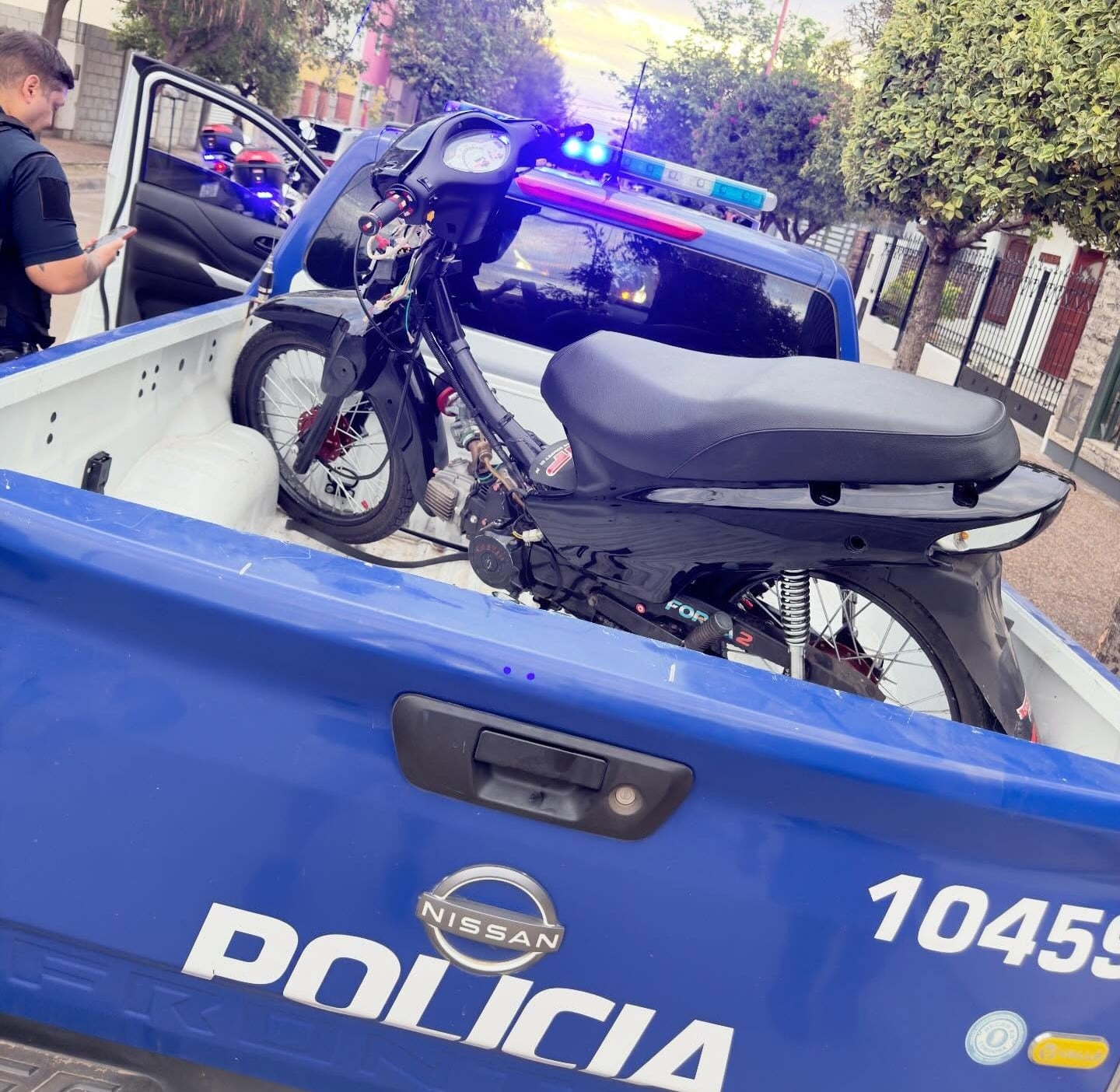 Arroyito: la policía detuvo a un motociclista sin documentación y redujo con armas no letales a un tercero