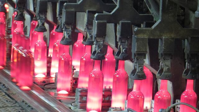 La fábrica más importante que produce botellas en Mendoza, Verallia, sufrió un incendio por lo que se agravó la situación. Los Andes