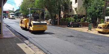 Puerto Iguazú: avanzan las obras de asfaltado por varias calles de la ciudad.