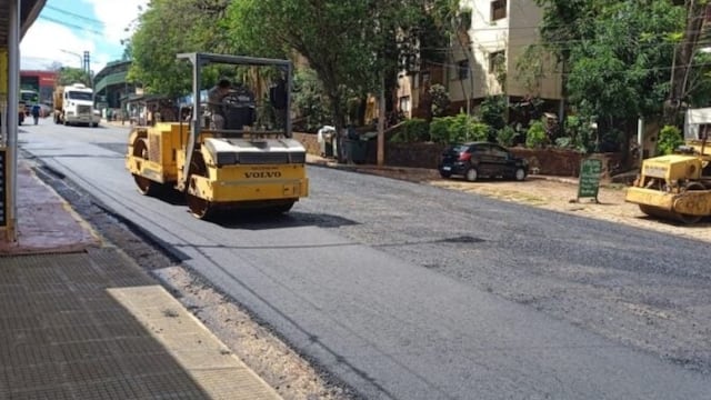 Puerto Iguazú: avanzan las obras de asfaltado por varias calles de la ciudad.