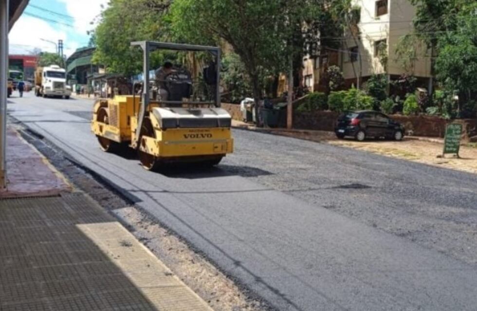 Puerto Iguazú: avanzan las obras de asfaltado por varias calles de la ciudad