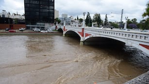 Crecida del río Suquía por la intensa lluvia en la ciudad de Córdoba. (José Gabriel Hernández / La Voz)