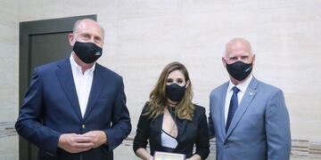 El intendente Carlos De Grandis también se animó a moverse al compás de la cantante.