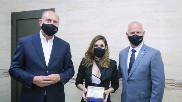 El intendente Carlos De Grandis también se animó a moverse al compás de la cantante.